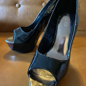 Aldo peep toe heels size 11 black with gold/ silver soul.